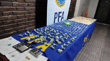 B° Campo Contreras: La Policía Federal detuvo a cinco hombres y una mujer por vender cocaína y marihuana