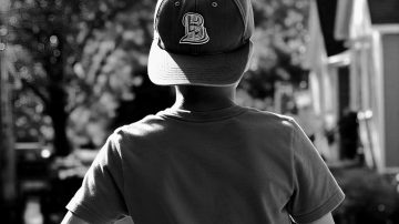 Pequeño de 6 años salió en la madrugada a pedir ayuda porque tenía “frío y hambre”; su madre lo dejó solo