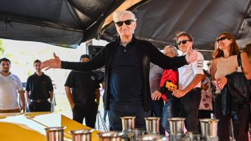 El diseñador automotriz, Heriberto Pronello disfruta del Campeonato Nacional de Turismo Carretera en Termas