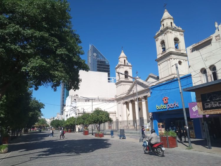 Viernes caluroso en Santiago con una máxima prevista de 30°