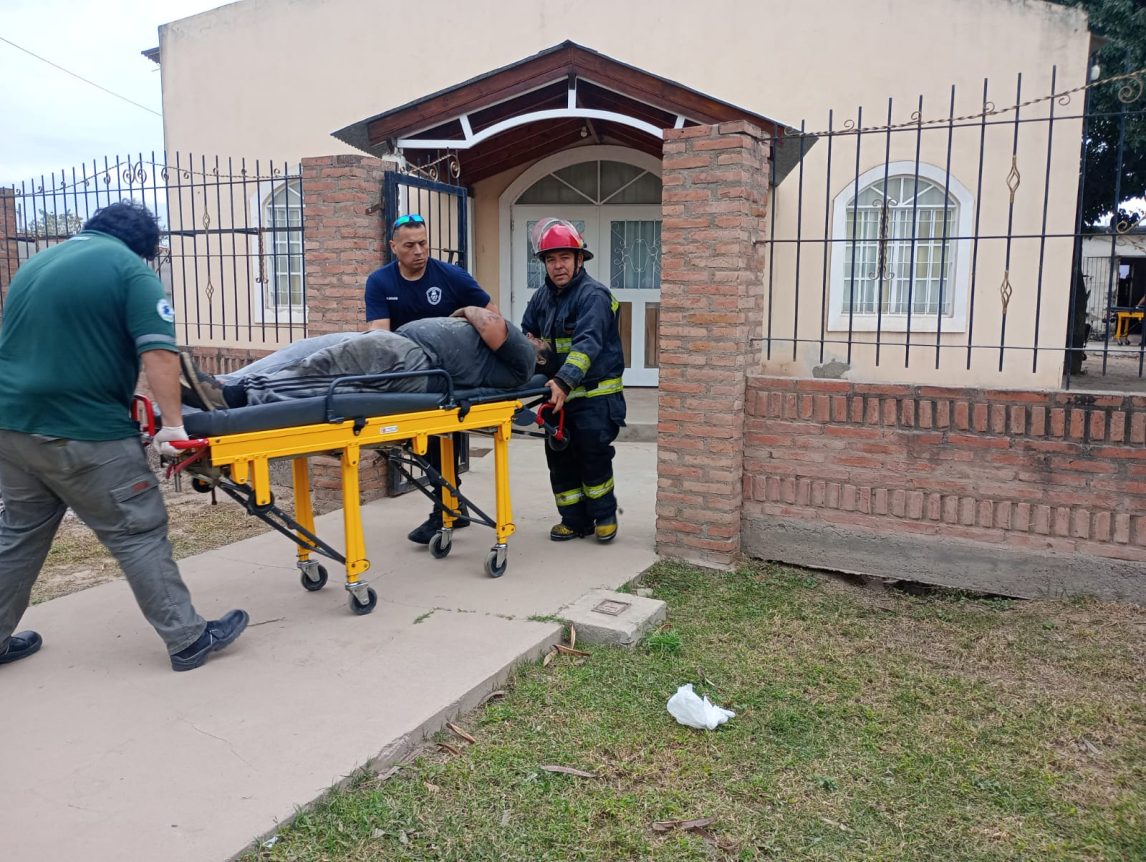 Un techo cayó de golpe y cuatro obreros sufrieron graves heridas en plena obra