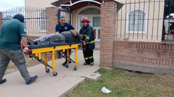 Un techo cayó de golpe y cuatro obreros sufrieron graves heridas en plena obra