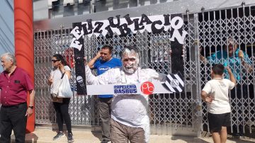 Emotiva despedida al empleado de una papelería que se jubiló después de 43 años de trabajo