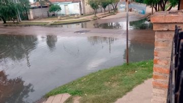 B° Siglo XXI: Vecinos padecen el derrame de líquido cloacal y desde la empresa no les dan respuesta