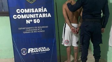 Robó en la casa de su hermano, lo encontraron bañándose desnudo en un baldío y lo detuvieron