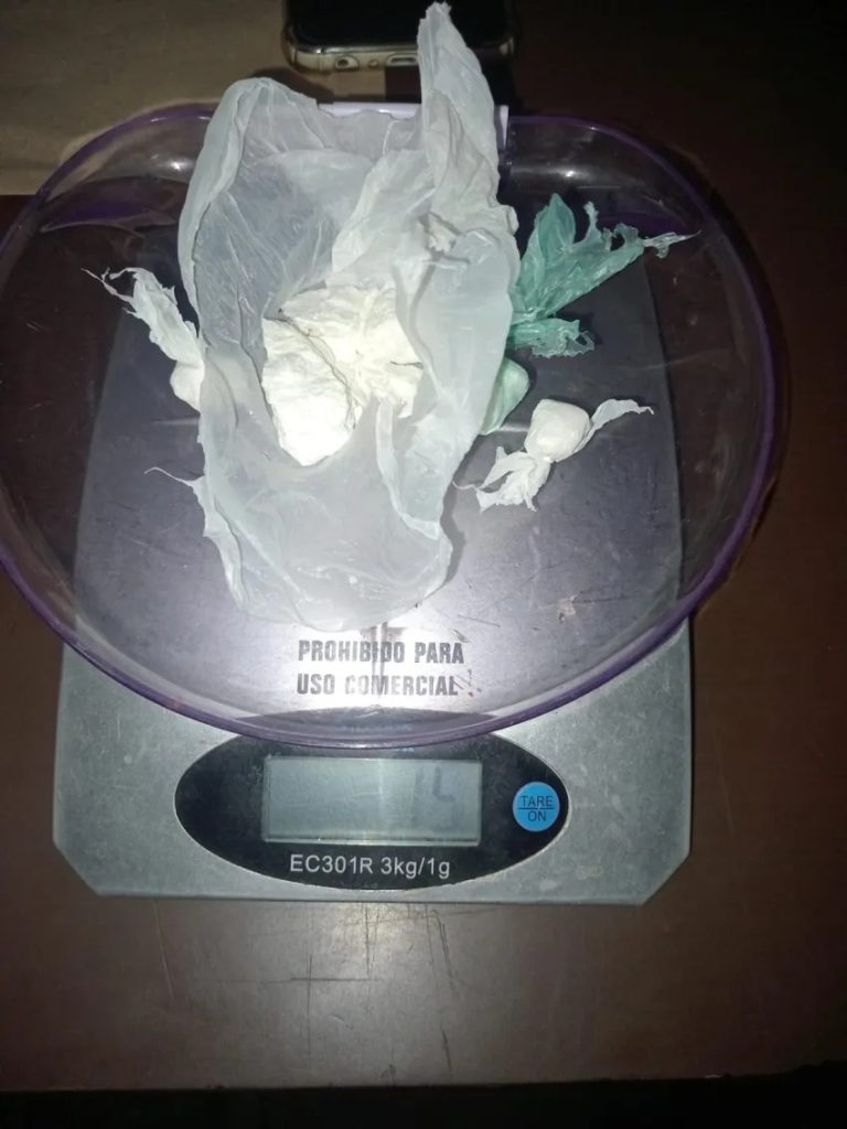 Comisaría N° 45: Escondió drogas en un “tupper” para dejarle a su hijo detenido