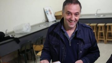 Manuel Adorni cantó su voto a la prensa: “Bueno rompí la veda jaja”