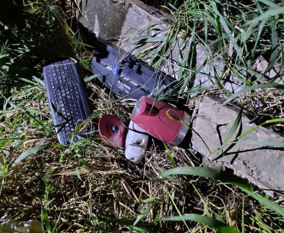 Tiraron todo en un baldío: recuperan objetos robados en Los Juríes