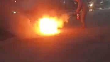 Una motocicleta se incendió en una estación de servicio