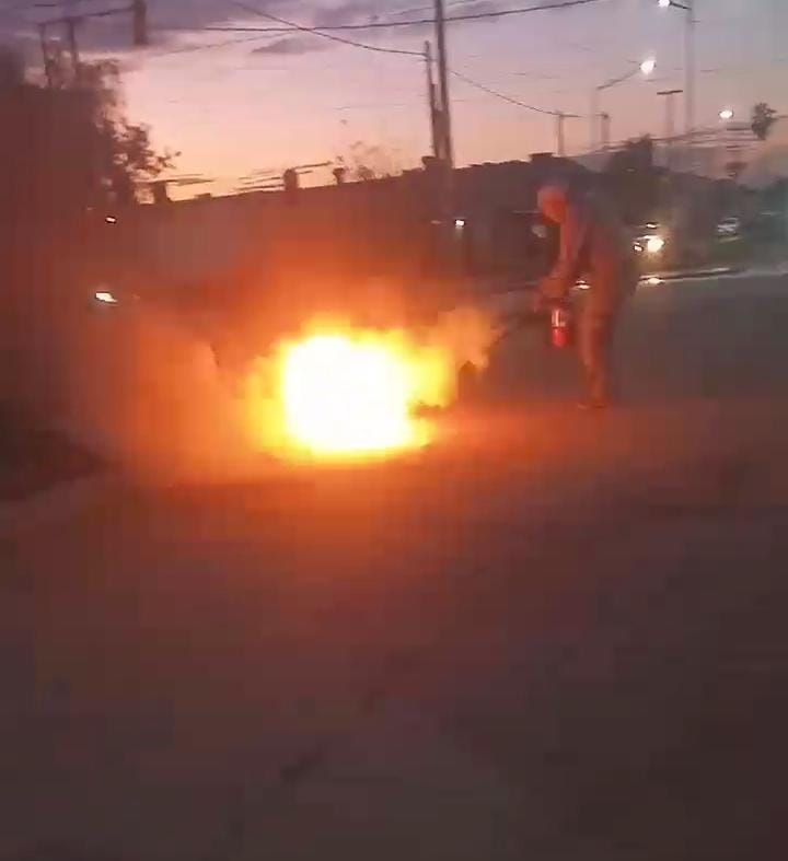Una motocicleta se incendió en una estación de servicio