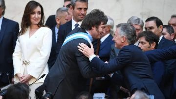 Tras las denuncias por el video “fake”, Milei y Macri se toman de la mano para ganarle a Kicillof