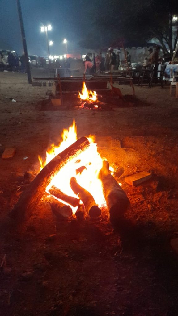 “La Noche de los Fuegos” en Sumampa: La antesala a conocer el mejor asado con cuero y locro criollo