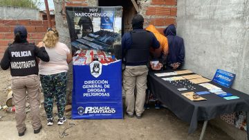 Allanamiento en el B° La Católica: Hallaron 25 envoltorios de cocaína y más de $130 mil