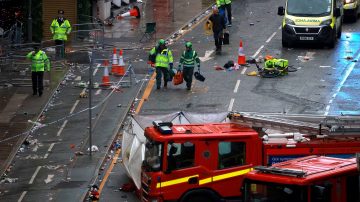 VIDEO | Un auto atropelló a hinchas del Liverpool que festejaban el título en la Premier League