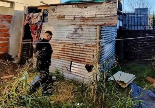 Encontraron un bebé desnudo deambulando solo: sus padres estaban borrachos
