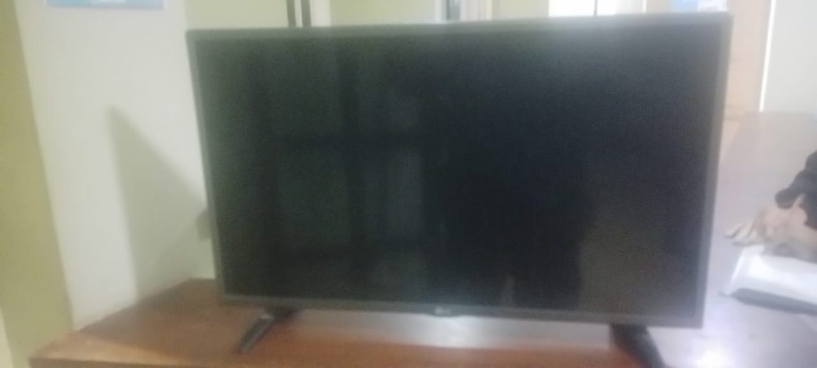 Intentó escapar con un televisor robado pero lo abandonó al ver a la Policía