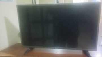 Intentó escapar con un televisor robado pero lo abandonó al ver a la Policía