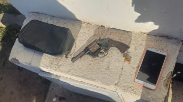 La Banda: Aprehendieron a un joven que portaba un arma y secuestraron celulares