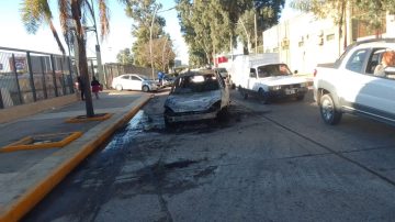 Un auto fue consumido por las llamas y causó temor en avenida Rivadavia