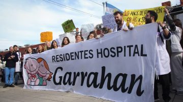 Tensión en el Garrahan: el Gobierno les descontará los días de huelga a los residentes