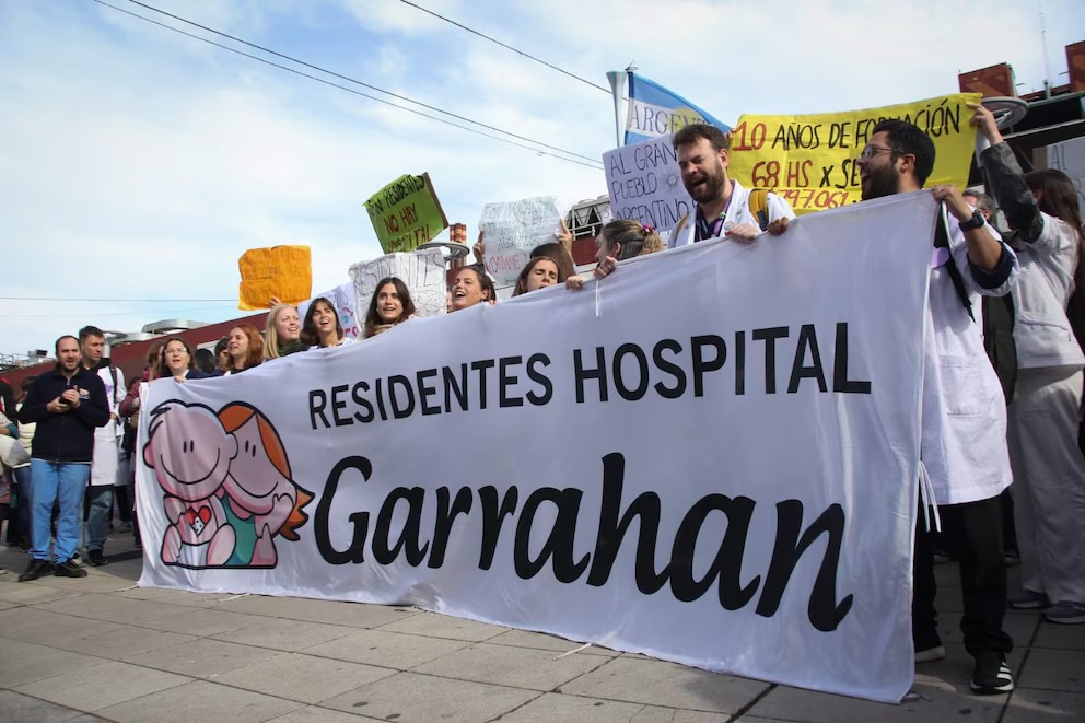 Tensión en el Garrahan: el Gobierno les descontará los días de huelga a los residentes