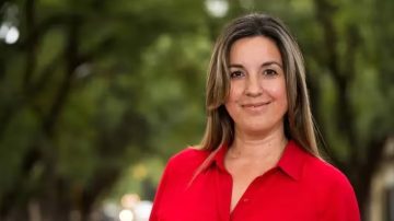 Intendenta estuvo ausente en el acto del 25 por “enfermedad”, pero estaba en el Caribe