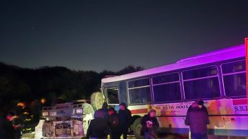 Violento accidente en la Ruta 34: Choque entre colectivo y camión dejó a sus conductores heridos