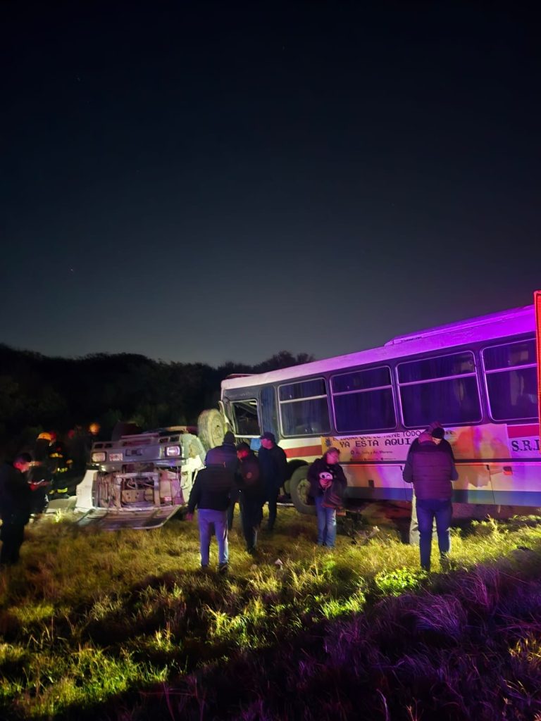 Violento accidente en la Ruta 34: Choque entre colectivo y camión dejó a sus conductores heridos