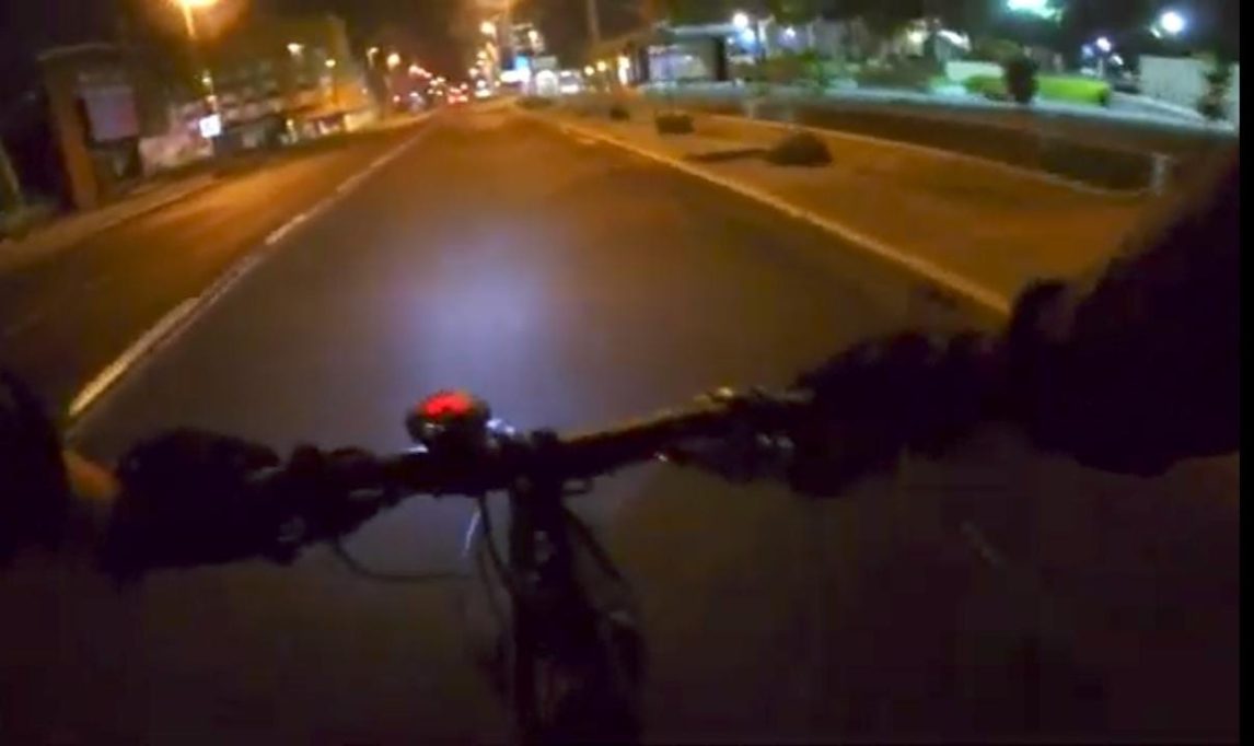 Madrugada violenta: Lo empujaron de la bici e hirieron con un cuchillo para robarle