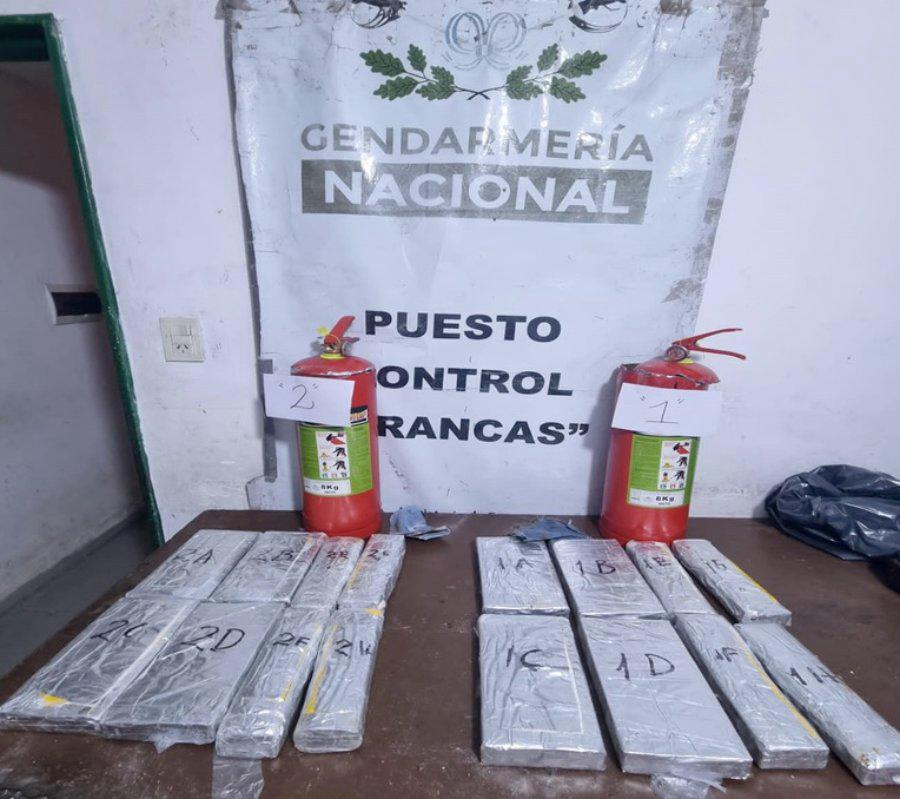 Un ciudadano rellenó dos matafuegos con 12 kilos de cocaína y quedó detenido