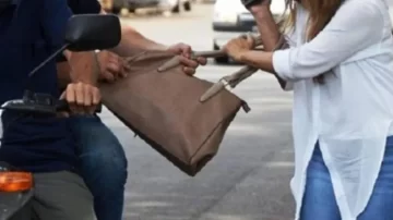 Una joven docente fue atacada por motochorros en avenida Alsina cuando iba a clases