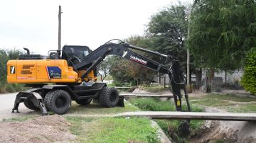 Realizan limpieza de los desagües en los barrios Islas Malvinas y Siglo XXI