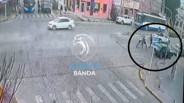 Video: a las piñas en plena Av. Belgrano de La Banda