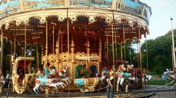 Bosteros y Gallinas, en el parque hay una calesita para dar la vuelta en Santiago