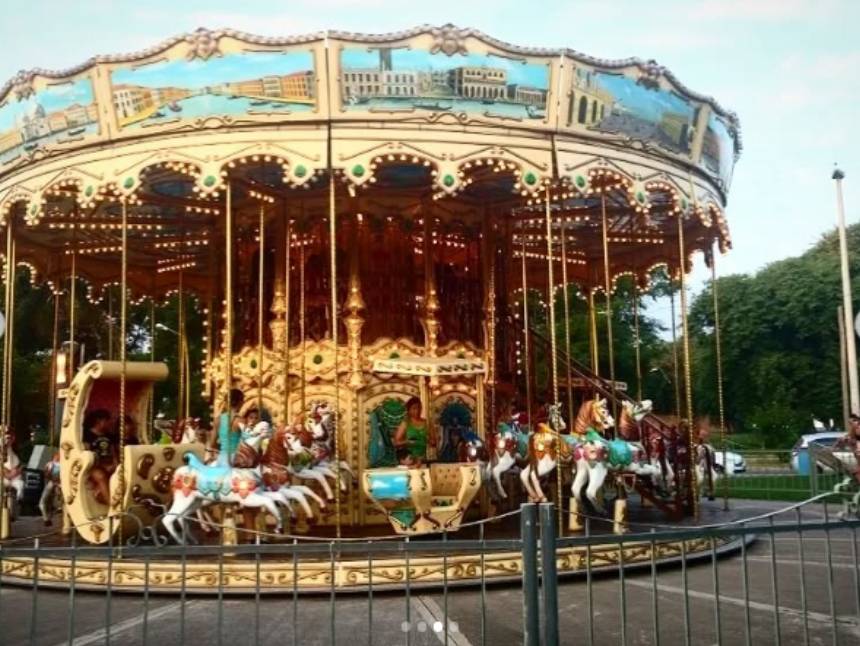 Bosteros y Gallinas, en el parque hay una calesita para dar la vuelta en Santiago