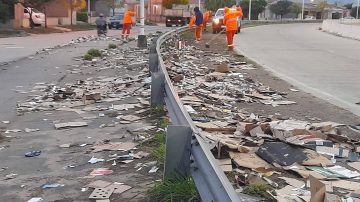 La avenida Núñez del Prado estuvo tapada en cartones que cayeron de un camión