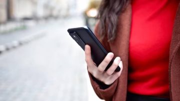 Le pidió el celular a una joven para una llamada, escapó con el teléfono pero lo arrojó cuando la dueña comenzó a gritar