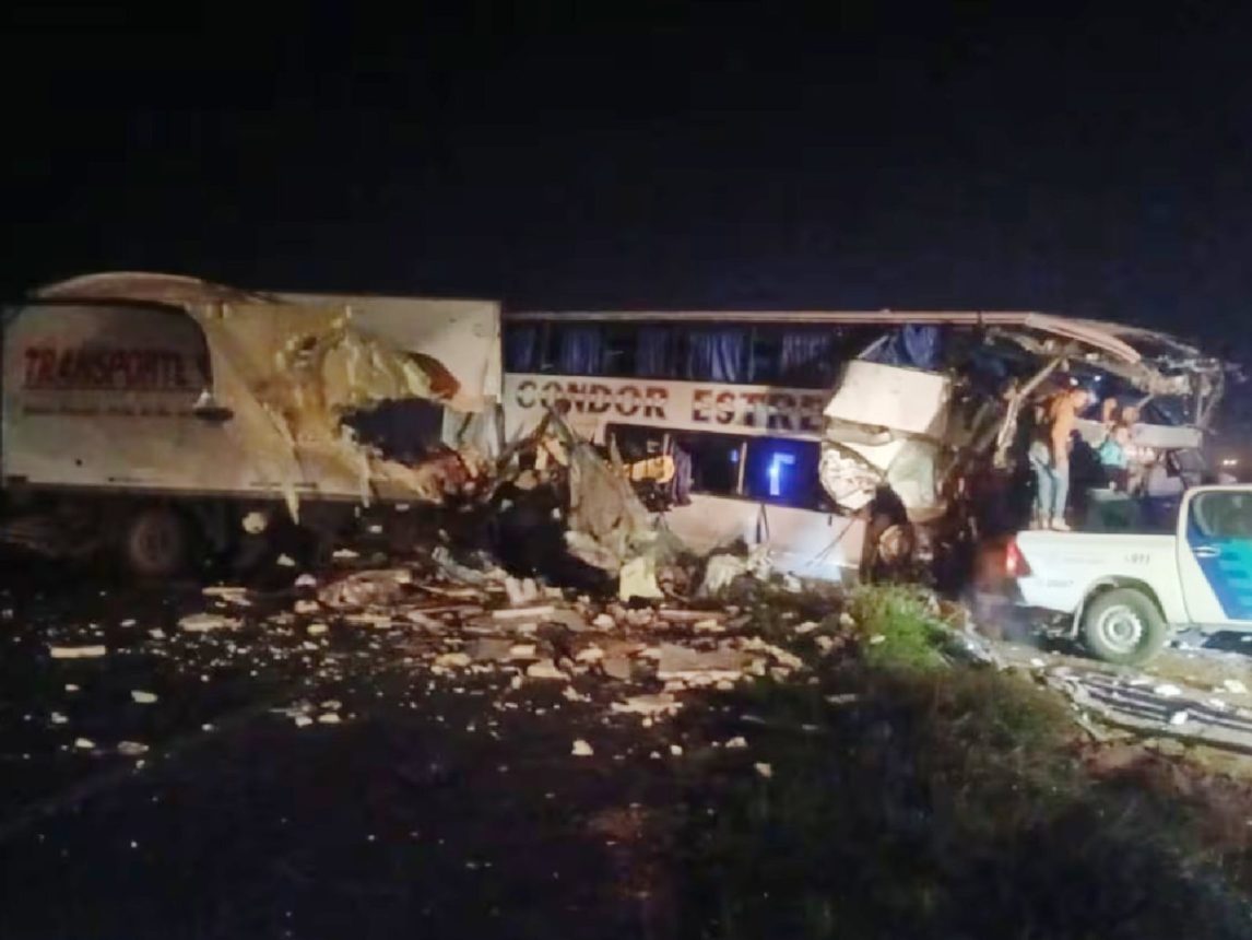 Al menos cuatro muertos en un violento choque entre camión y colectivo