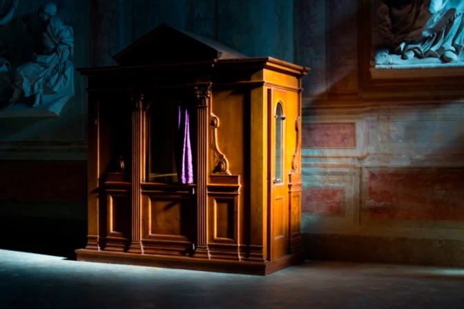 Promulgan ley que obliga a sacerdotes a denunciar abusos conocidos en confesión