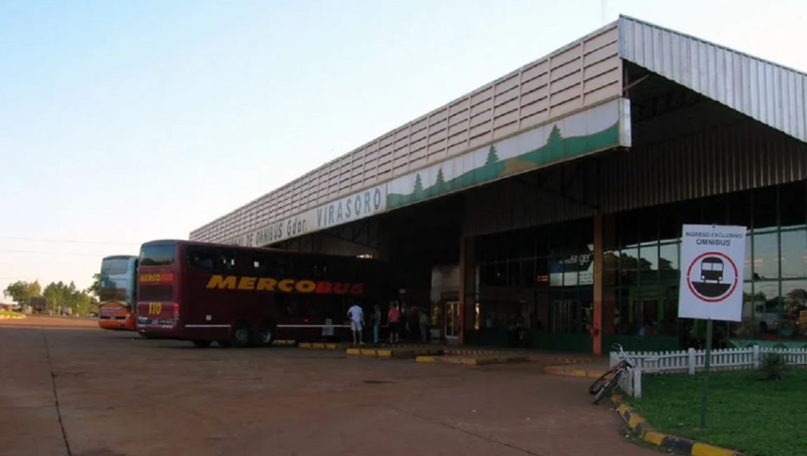 Detuvieron al chofer que manejaba un micro que arrastraba un cadáver en la parte trasera
