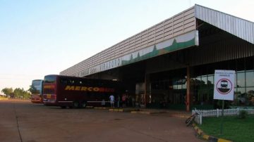 Detuvieron al chofer que manejaba un micro que arrastraba un cadáver en la parte trasera