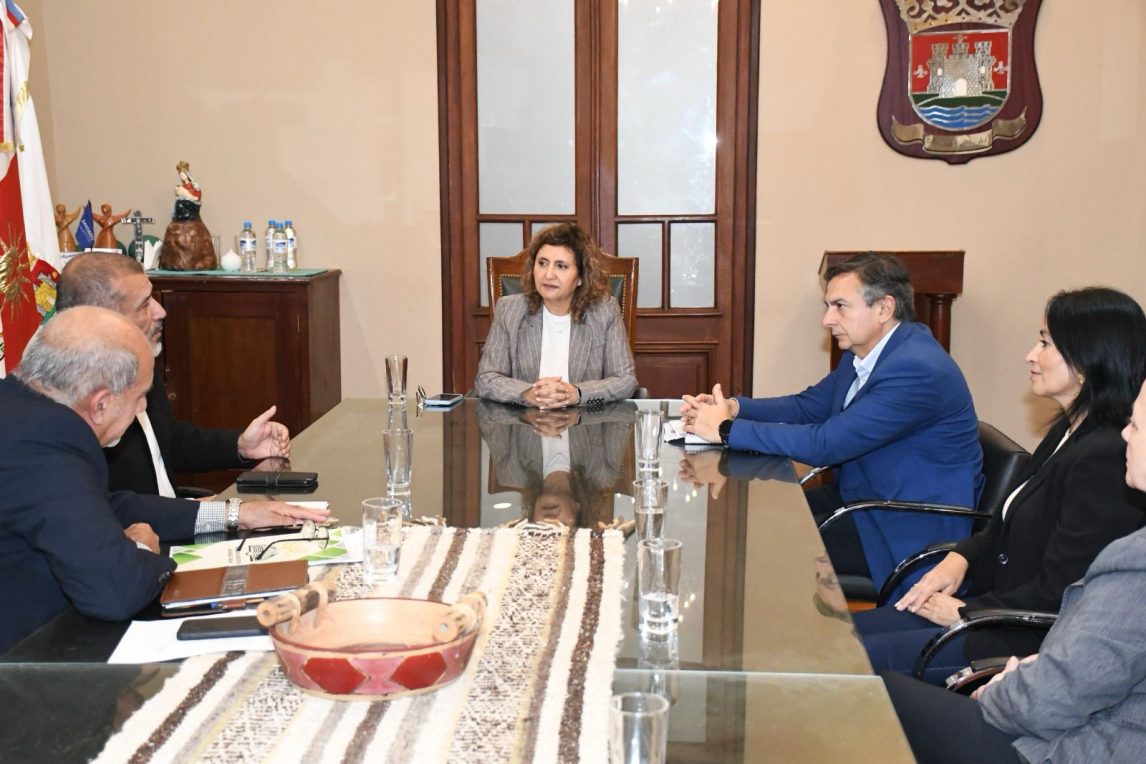 La intendente Fuentes recibió en el salón de acuerdos a las autoridades de la escuela agrícola de la Unse