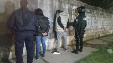 Atrapan a dos dealers: tenían más de un kilo y medio de marihuana, cocaína y dinero en efectivo