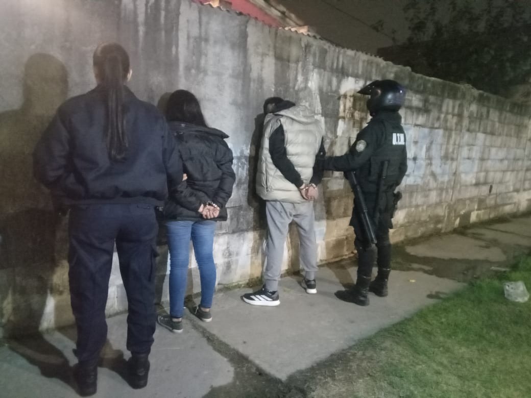 Atrapan a dos dealers: tenían más de un kilo y medio de marihuana, cocaína y dinero en efectivo