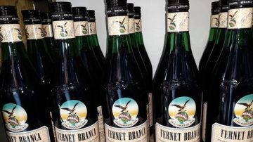 Robó dos botellas de fernet en un hipermercado pero lo detuvieron a las pocas cuadras