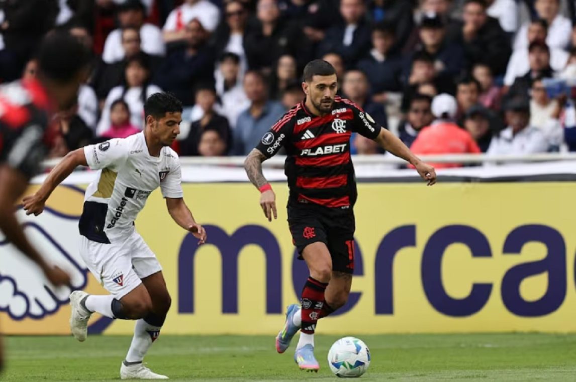 Flamengo le gana 2 a 0 a Liga de Quito en un partido que Central Córdoba sigue de cerca