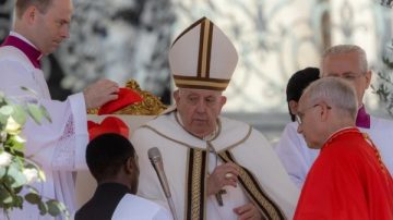 Aparecen fotos nunca vistas del nuevo Papa con Juan Pablo II, Benedicto y Francisco
