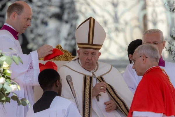 Aparecen fotos nunca vistas del nuevo Papa con Juan Pablo II, Benedicto y Francisco