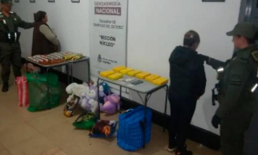 Descubren a dos mujeres que trasladaban más de 10 kilos de cocaína en peluches y almohadas