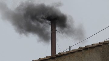 Humo negro: Todavía no hay acuerdo sobre quién será el nuevo papa